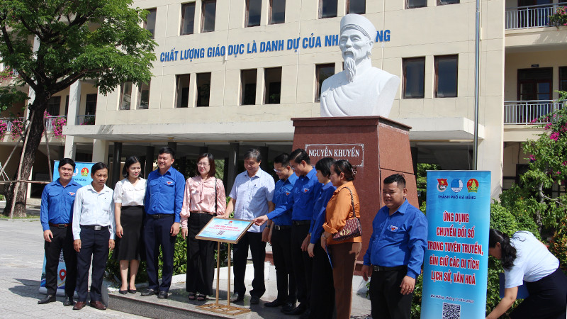 Thăm và khánh thành một công trình số hóa.