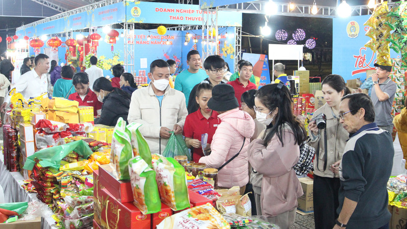 Người lao động hào hứng mua sắm tại Chợ Tết