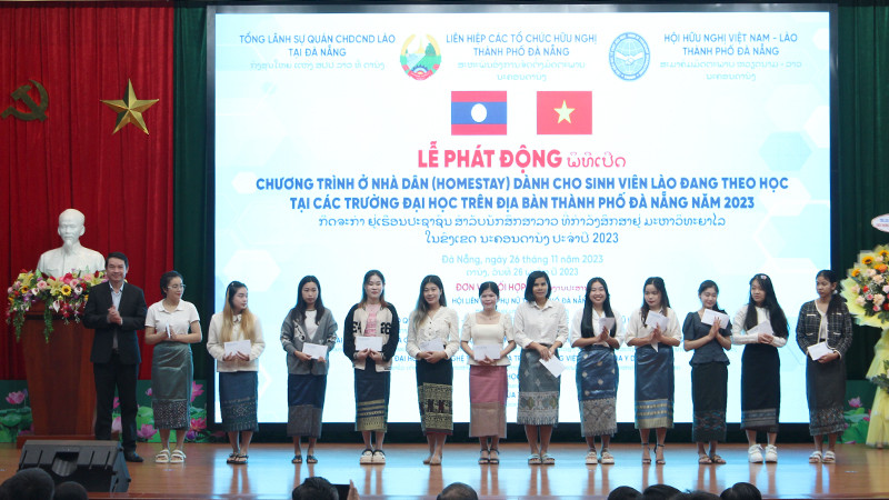 Các quận đón sinh viên Lào về địa phương