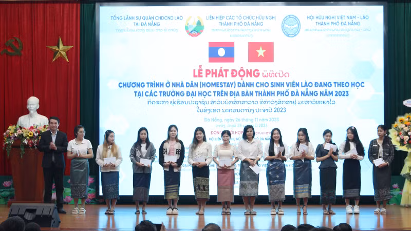 Các quận đón sinh viên Lào về địa phương