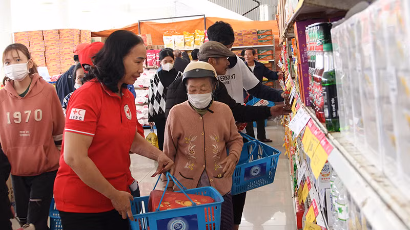 Người dân mua sắm tại Chợ Tết 0 đồng.