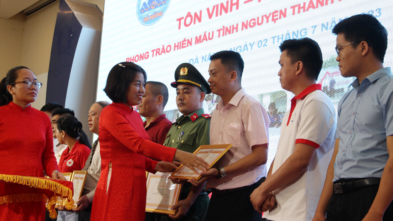 Trao tặng Bằng khen của Hội Chữ thập đỏ Việt Nam cho các cá nhân, gia đình.