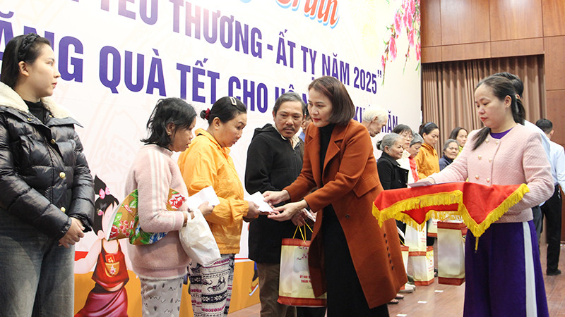 Trao quà cho các hộ đặc biệt nghèo.