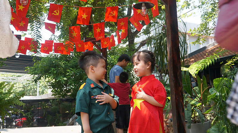 Các em nhỏ được bố mẹ dẫn đi chụp ảnh.