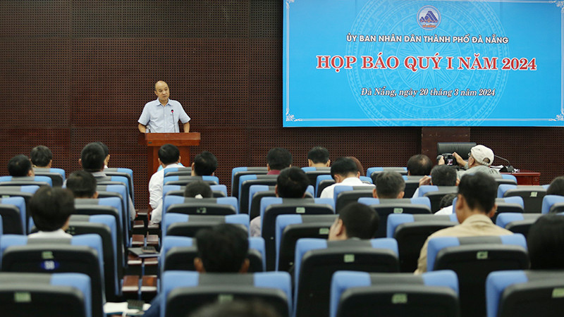 Phó Chủ tịch UBND thành phố Đà Nẵng Lê Quang Nam thông tin tại họp báo.