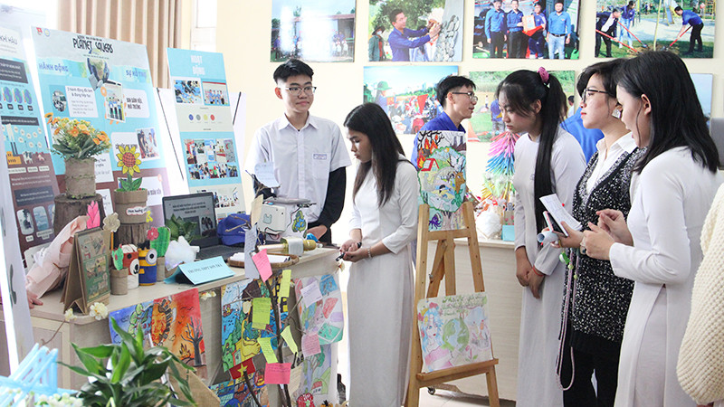 Đội Planet Savers trình bày dự án giành giải Nhất.