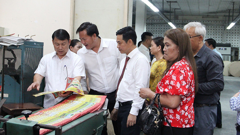 Nhà xuất bản và Phát hành sách Quốc gia Lào tham quan xưởng In Báo Nhân dân