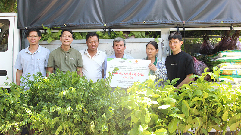 Trao cây giống cho các hộ gia đình