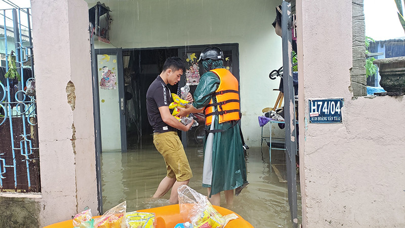 Hỗ trợ thực phẩm cho người dân.