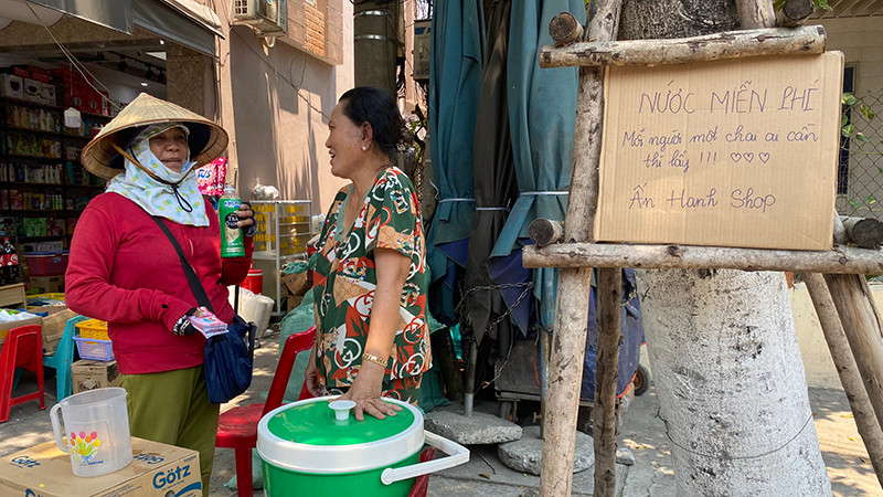 "Điểm" tiếp nước cho người lao động.