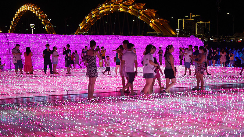 Nhiều người đến xem và chụp ảnh lưu niệm.