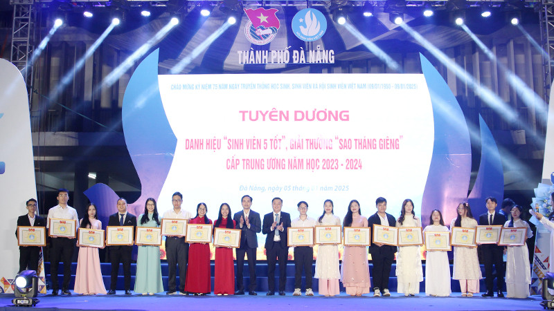 Khen thưởng "Sinh viên 5 tốt"