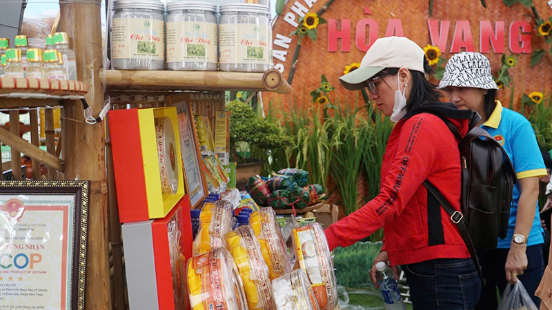 Sản phẩm thu hút người dân đến mua sắm.