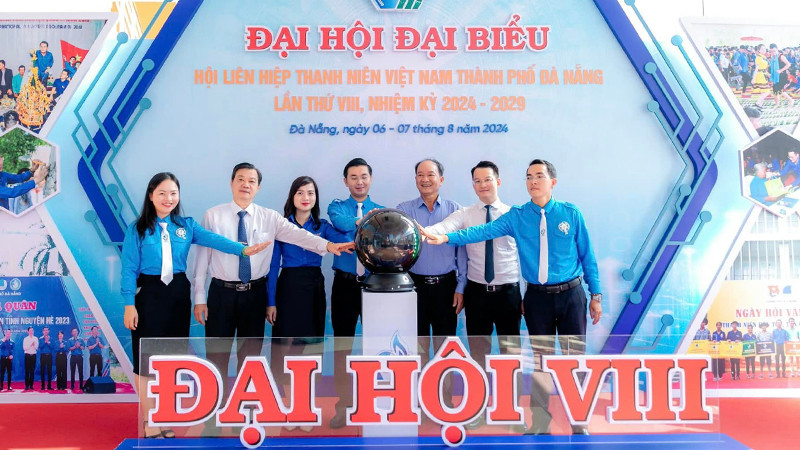 Đại biểu khai mạc triển lãm sản phẩm sáng tạo, sản phẩm OCOP.