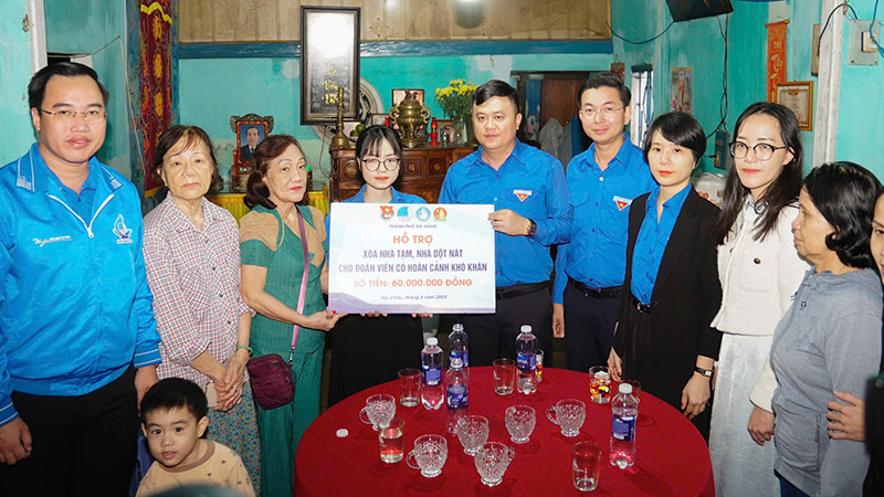 Trao hỗ trợ xóa nhà tạm cho đoàn viên, thanh niên.