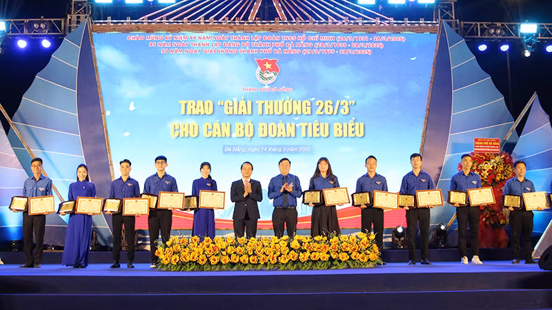 Trao “Giải thưởng 26/3” cho cán bộ đoàn tiêu biểu.
