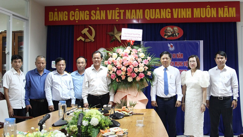 Lãnh đạo thành phố Đà Nẵng thăm, chúc mừng Cơ quan thường trực Báo Nhân Dân tại Đà Nẵng.
