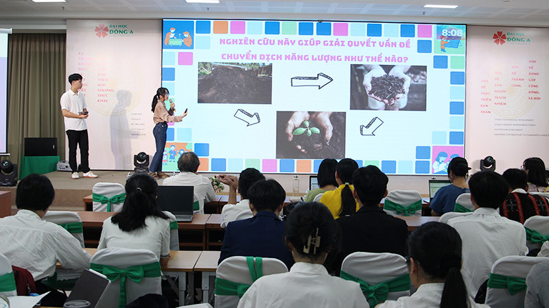 Nhóm thanh niên trình bày về dự án của mình.