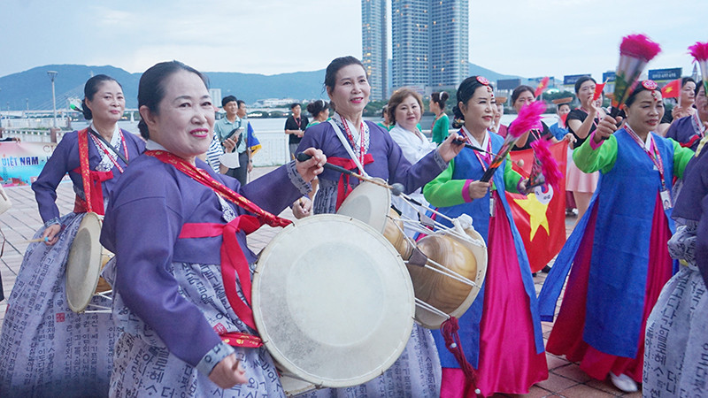 Các nghệ sĩ biểu diễn dọc khu vực đi bộ ven sông Hàn.