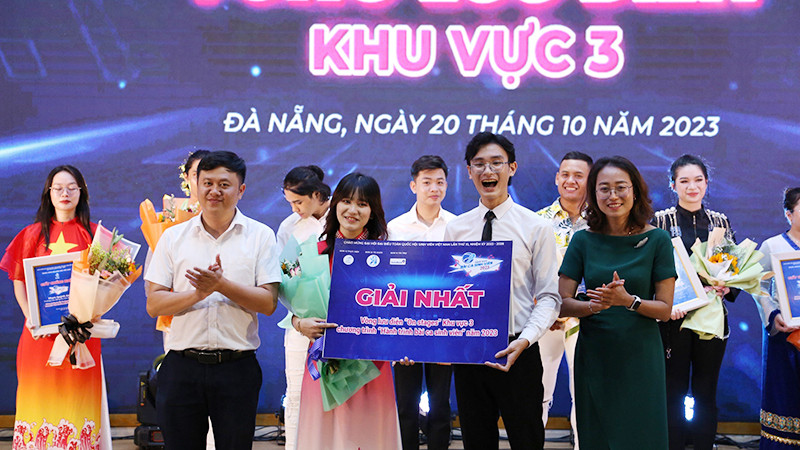 Trao giải Nhất cho Câu lạc bộ Nghệ thuật Sóng 20.