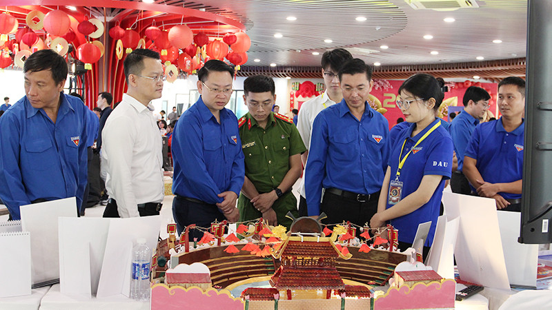 Đại biểu tham quan các sản phẩm sáng tạo của thanh niên.