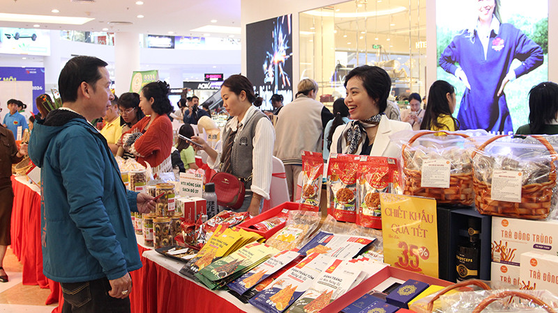 Nhiều hoạt động quảng bá sản phẩm OCOP được tổ chức, thu hút người dân đến mua sắm.