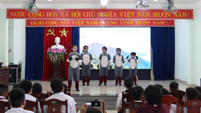 Các em tại Trung tâm Hoa Mai biểu diễn tiết mục Gia đình Voọc.