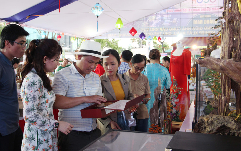 Ngày hội thu hút đông đảo người dân đến tham quan, mua sắm.