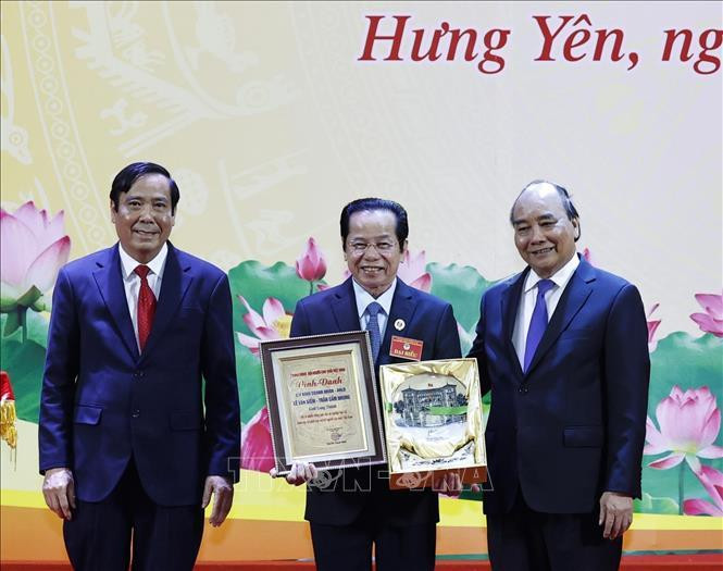 Chủ tịch nước Nguyễn Xuân Phúc và Chủ tịch Hội Người cao tuổi Việt Nam Nguyễn Thanh Bình tặng bằng vinh danh và quà lưu niệm cho các tập thể và cá nhân tích cực hưởng ứng, đóng góp cho công tác chăm sóc đời sống vật chất và tinh thần cho người cao tuổi. (Ảnh: Thống Nhất – TTXVN)