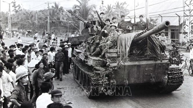 Xe tăng quân giải phóng tiến vào giải phóng Nha Trang (Khánh Hòa), ngày 2/4/1975. (Ảnh: Tư liệu TTXVN)
