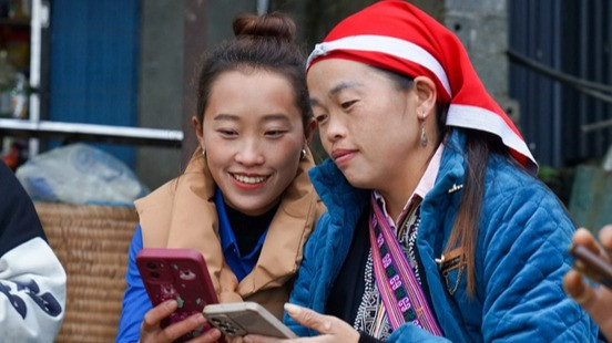 Thành viên tổ "Chuyển đổi số" Đoàn thanh niên xã Tả Phìn (Sa Pa, Lào Cai) hướng dẫn người dân bán hàng trên mạng xã hội. (Ảnh: VŨ TUẤN)