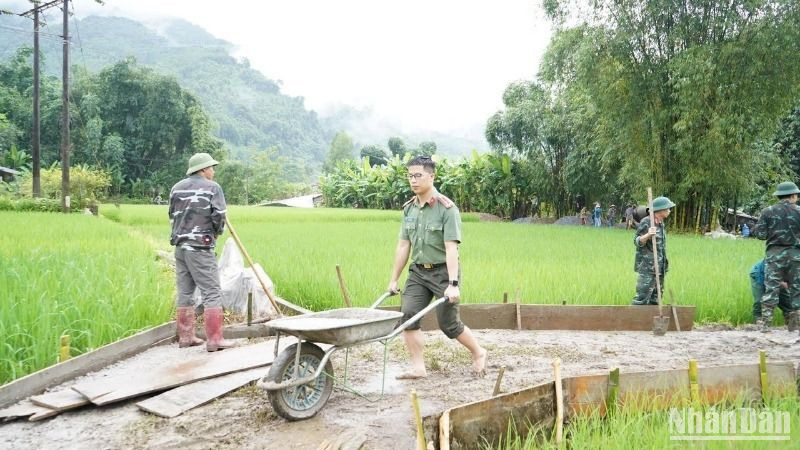 Cán bộ, chiến sĩ Công an tỉnh Bắc Kạn góp sức xây dựng công trình nông thôn mới cho xã Giáo Hiệu, huyện Pác Nặm. (Ảnh: THÙY DƯƠNG)