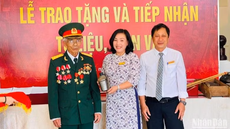 Một số Huân chương kháng chiến chống Mỹ cứu nước - hiện vật kỷ niệm kháng chiến liên quan Chủ tịch Hồ Chí Minh được các cá nhân trao tặng.