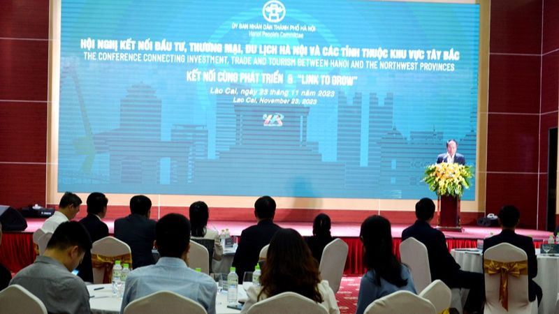Hội nghị xúc tiến đầu tư, thương mại, du lịch kết hợp không gian triển lãm sản phẩm hàng hóa tiêu biểu giữa Hà Nội và các tỉnh thuộc khu vực Tây Bắc, tại thành phố Lào Cai, chiều 23/11. (Ảnh: QUỐC HỒNG) 