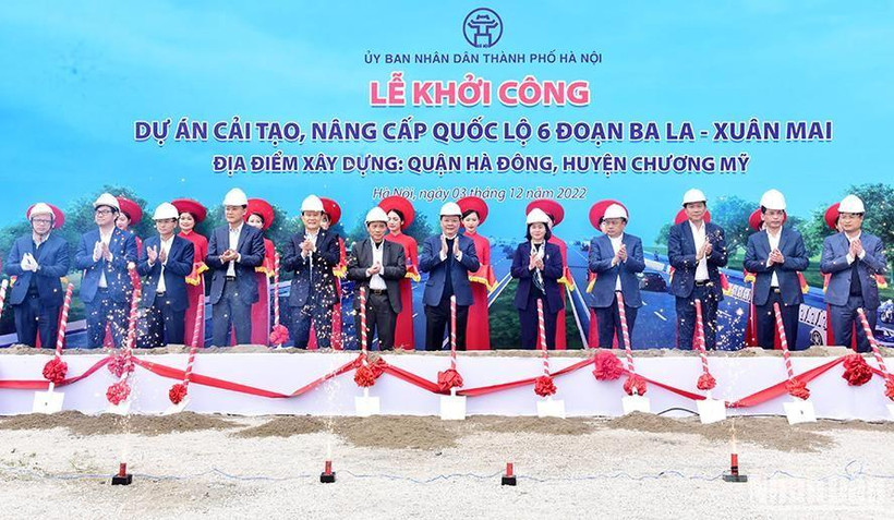 Các đại biểu làm lễ khởi công dự án cải tạo, nâng cấp quốc lộ 6 đoạn Ba La-Xuân Mai.