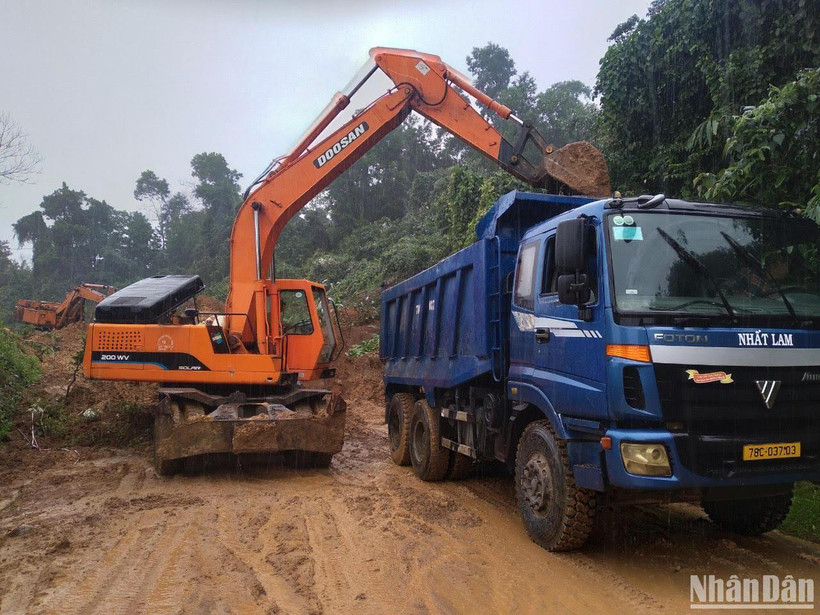 Công ty CP Quản lý và xây dựng đường bộ Phú Yên khẩn trương đưa máy móc hốt dọn, khắc phục sự cố sạt lở tuyến quốc lộ 19C. 