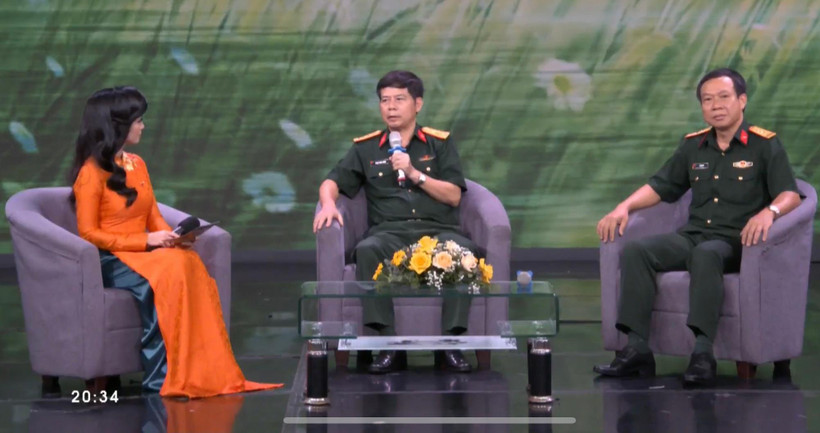 Các đại biểu chia sẻ thông tin tại Chương trình giao lưu nghệ thuật "Hồi sinh từ mảnh cầu vồng".