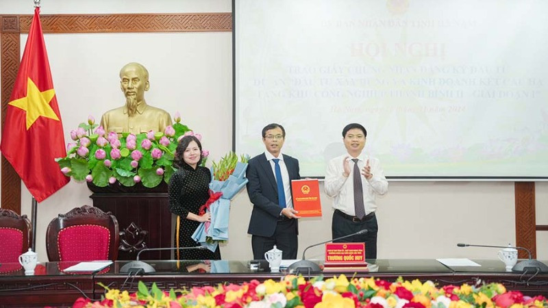 Đồng chí Trương Quốc Huy, Chủ tịch Ủy ban nhân dân tỉnh Hà Nam trao Giấy chứng nhận đầu tư cho Công ty trách nhiệm hữu hạn Đầu tư Phát triển hạ tầng Khu Công nghiệp Thanh Bình.