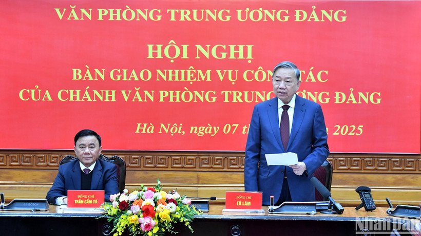 Tổng Bí thư Tô Lâm và Thường trực Ban Bí thư Trần Cẩm Tú tặng hoa chúc mừng đồng chí Nguyễn Duy Ngọc và đồng chí Lê Hoài Trung.