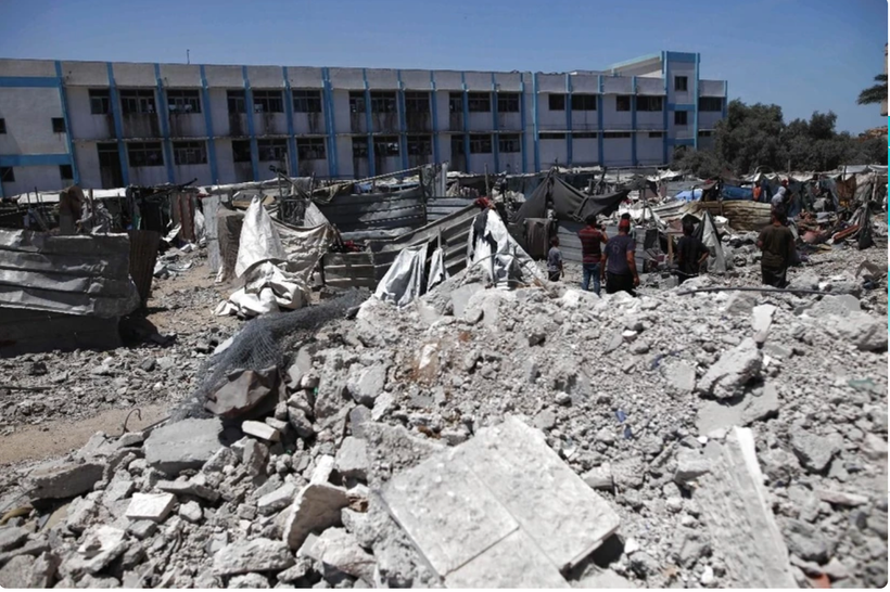 Tòa chung cư bị phá hủy sau vụ oanh tạc của Israel xuống thành phố Deir al-Balah ở miền trung Dải Gaza ngày 7/6. Ảnh: THX/TTXVN