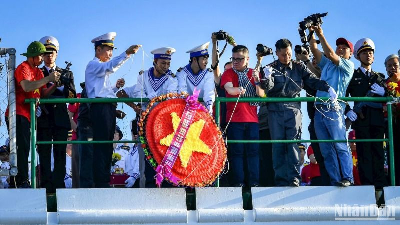 Đoàn công tác thực hiện nghi lễ tưởng niệm 64 cán bộ chiến sĩ đã anh dũng hy sinh vì sự nghiệp bảo vệ chủ quyền biển đảo thiêng liêng của Tổ quốc. (Ảnh: TRẦN THÀNH ĐẠT)