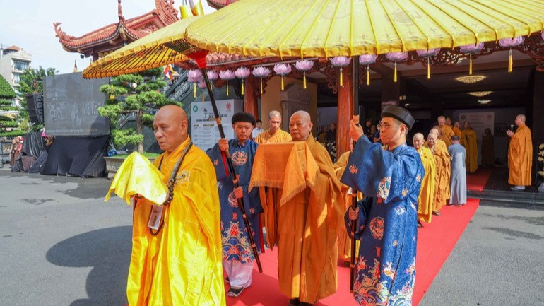 Cung thỉnh xá lợi Trái tim Bồ tát Thích Quảng Đức an vị tại tháp Đa Bảo trong khuôn viên Việt Nam Quốc Tự. (Ảnh: NGUYÊN TÀI)