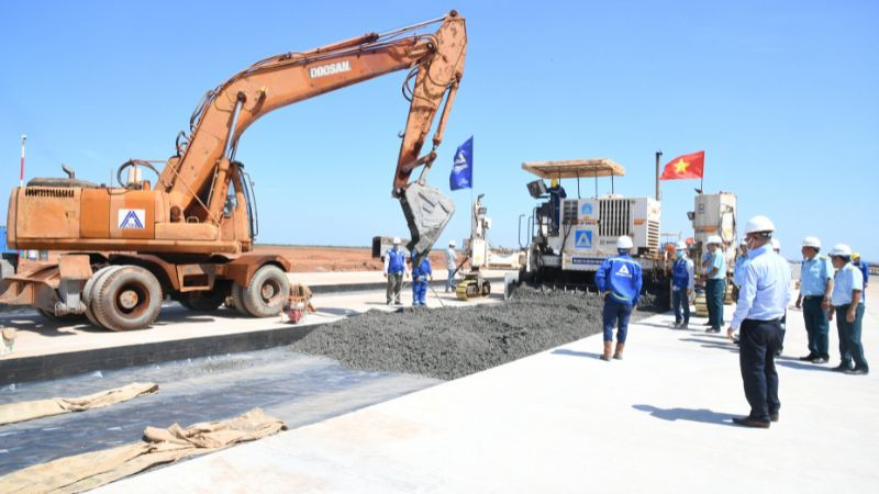 Thi công đường cất hạ cánh Cảng hàng không quốc tế Long Thành. Ảnh: THANH GIANG