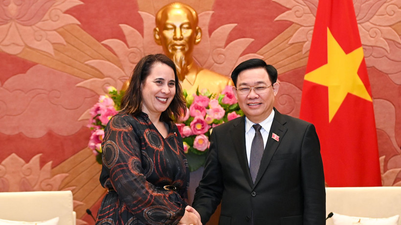 Chủ tịch Quốc hội Vương Đình Huệ và Đại sứ New Zealand Tredene Dobson tại buổi tiếp. (Ảnh: DUY LINH)