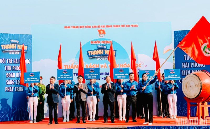 Bí thư Thành ủy Hải Phòng Lê Tiến Châu cùng các đại biểu thực hiện nghi thức khởi động Tháng Thanh niên Hải Phòng năm 2023. (Ảnh: Ngô Quang Dũng)