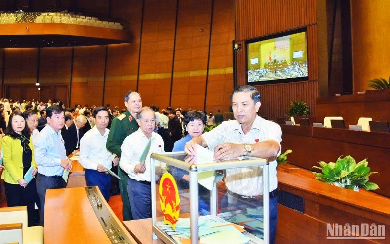 Ảnh minh họa: Các đại biểu Quốc hội bỏ phiếu tín nhiệm các chức danh do Quốc hội bầu hoặc phê chuẩn tại Kỳ họp thứ 6, Quốc hội khóa XIV, năm 2018. (Ảnh: Duy Linh) 