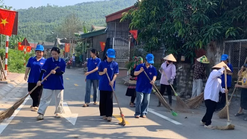 cac-doan-vien-thanh-nien-va-nhan-dan-xa-nhu-khe-tinh-tuyen-quang-ve-sinh-moi-truong-huong-ung-le-phat-dong-3772-6444.jpg