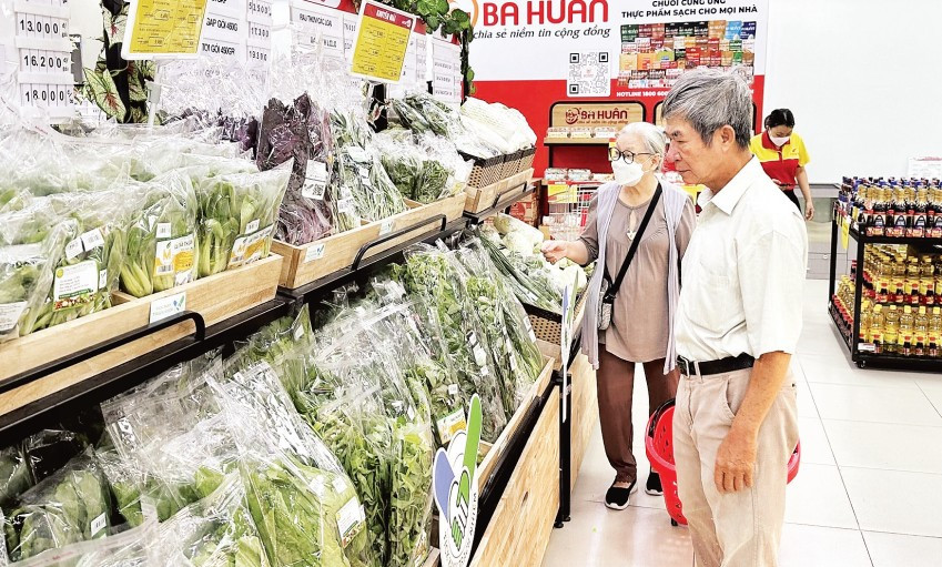 Người tiêu dùng chọn mua rau sạch đạt chứng nhận “Tick xanh trách nhiệm” trong một siêu thị SatraMart ở thành phố.