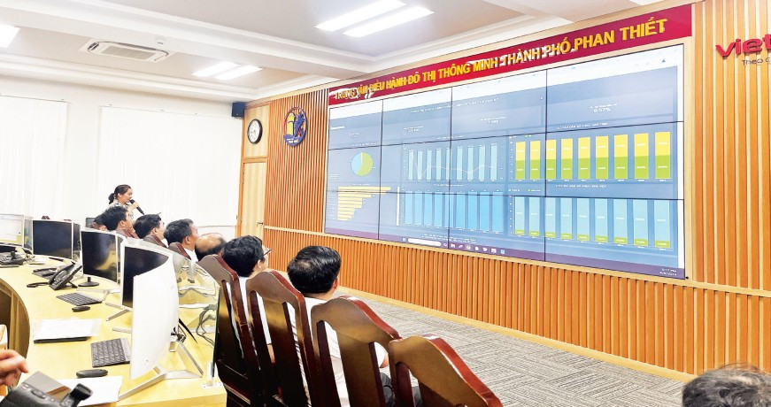 Trung tâm điều hành đô thị thông minh IOC Phan Thiết giúp người dân thuận tiện trong thủ tục hành chính.