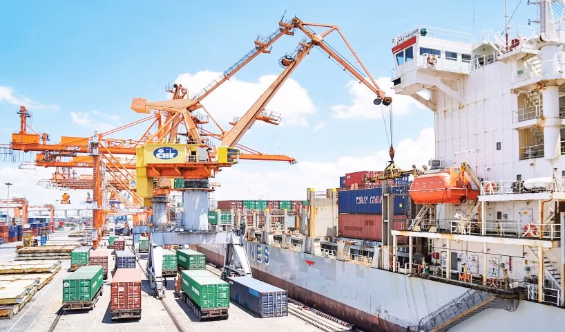 Bốc xếp hàng hóa xuất nhập khẩu tại cảng Hải Phòng. (Ảnh DUY LINH)